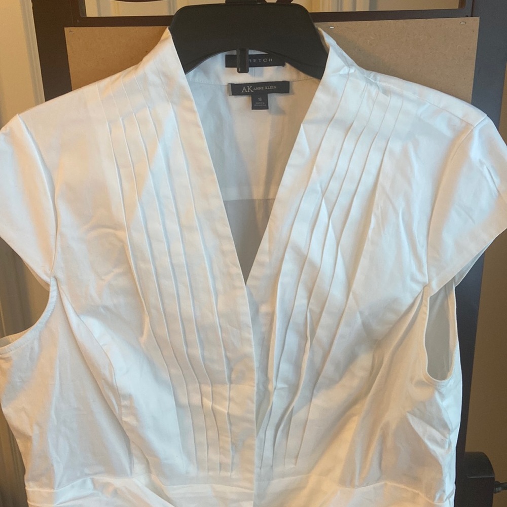 NWOT 16 Anne Klein White Vneck top with belted waist 16
